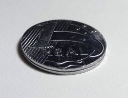 Photograph of a broken Brazilian coin.